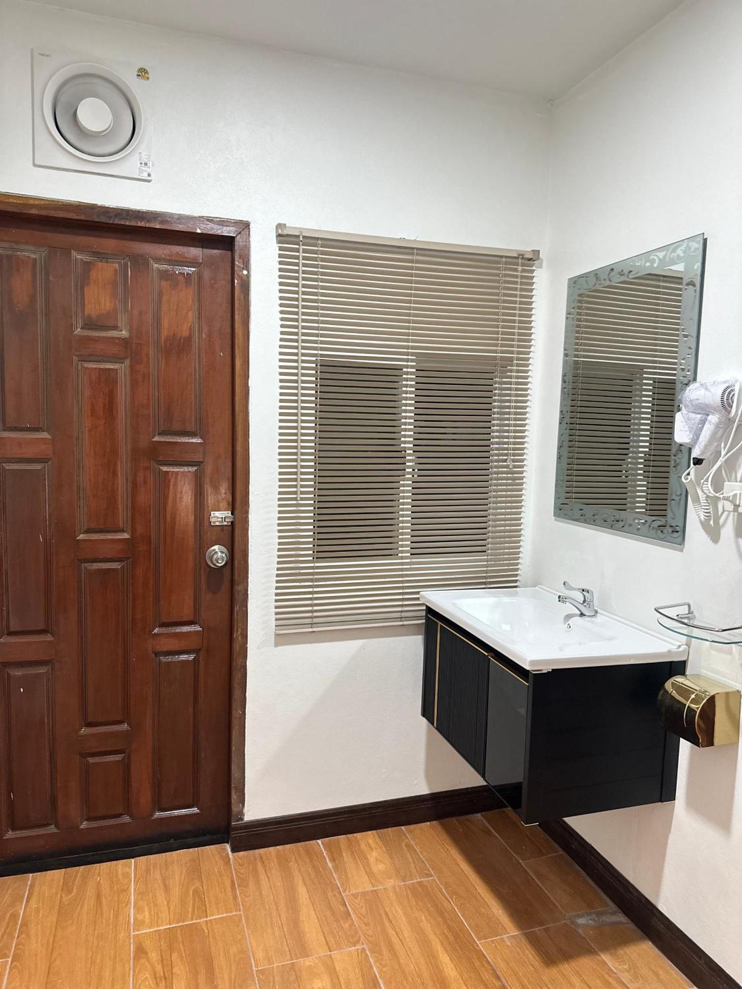 Service Apartment ห้อง102 ใจกลางเมืองใกล้แหล่งท่องเที่ยว Lampang Luaran gambar