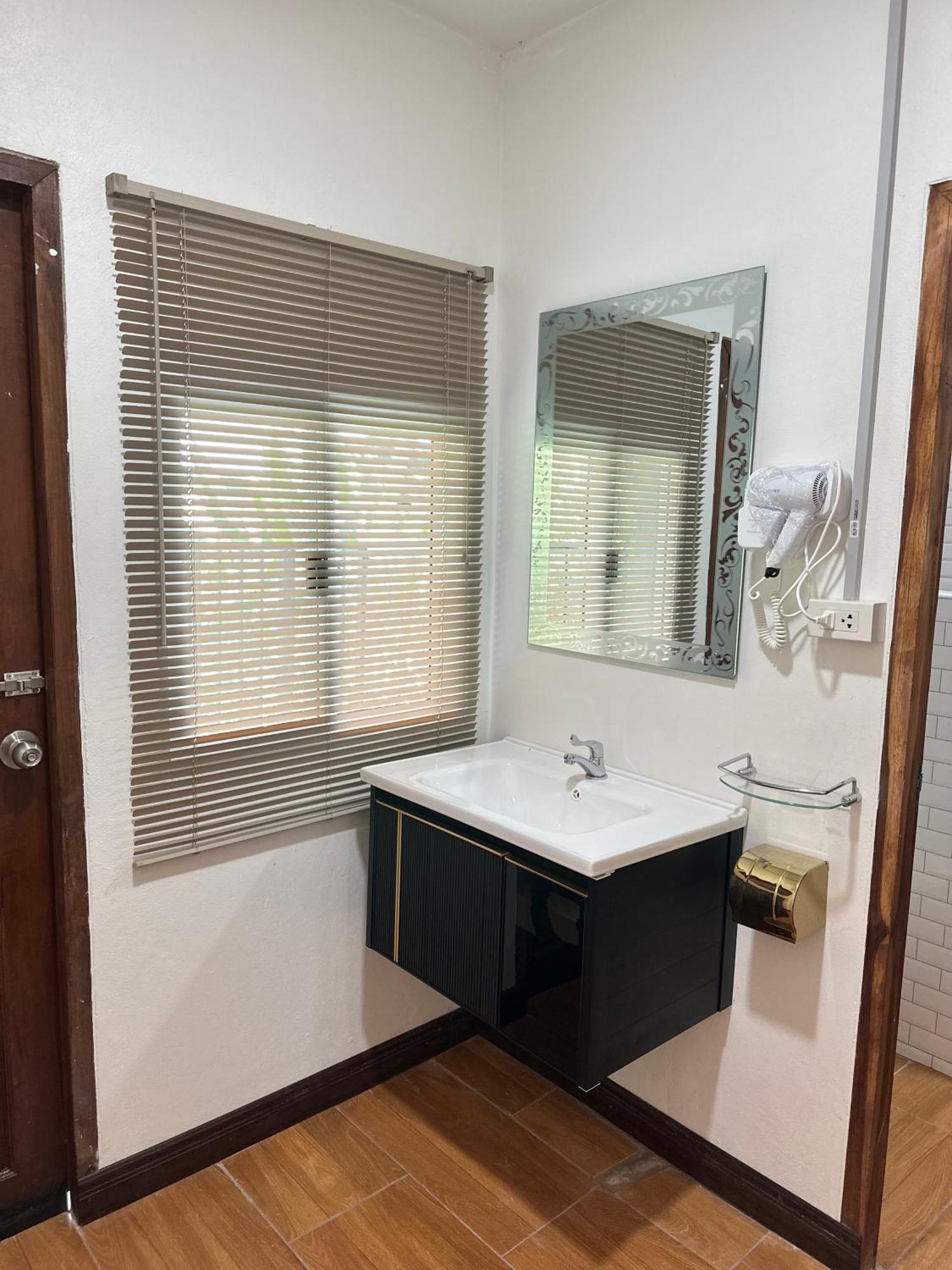 Service Apartment ห้อง102 ใจกลางเมืองใกล้แหล่งท่องเที่ยว Lampang Luaran gambar